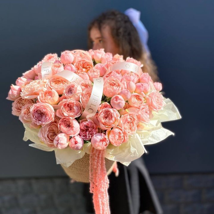 Кустовые розы Джульетта в джутовом кашпо в Челябинске