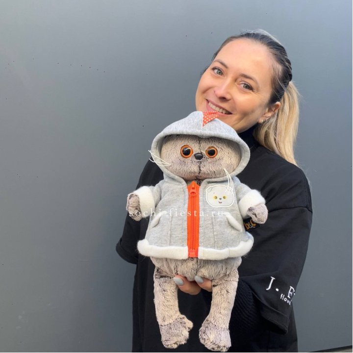 Кот Басик в толстовке в Челябинске