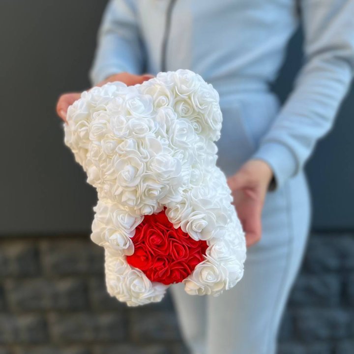 Медведь с красным седцем в Челябинске