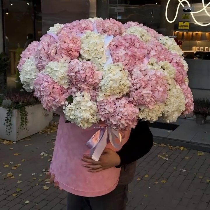 Дизайнерский цилиндр с гортензиями  в Челябинске