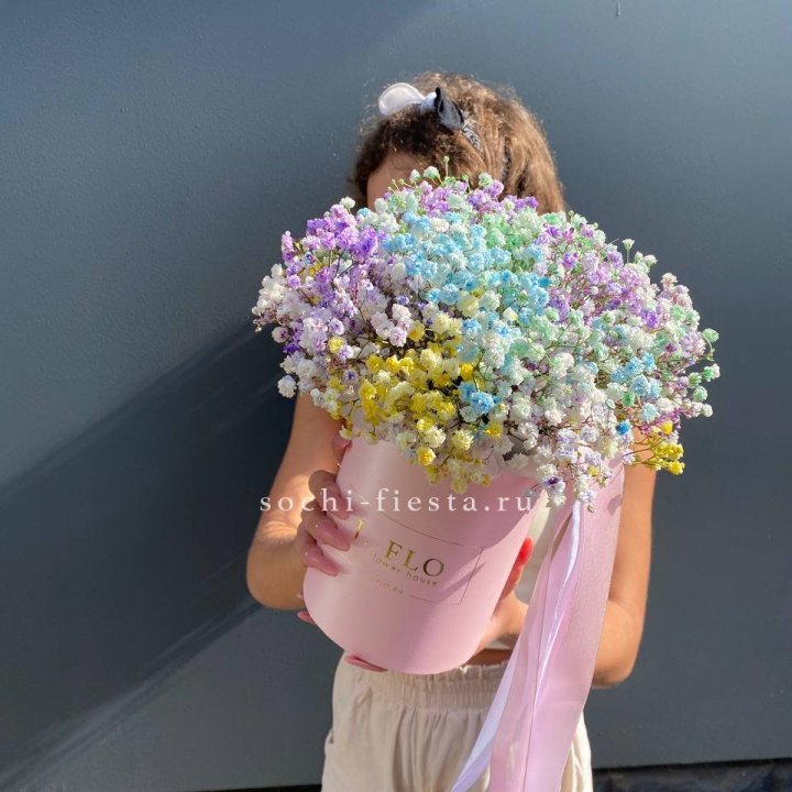 Радужные гипсофилы в шляпной коробке в Челябинске