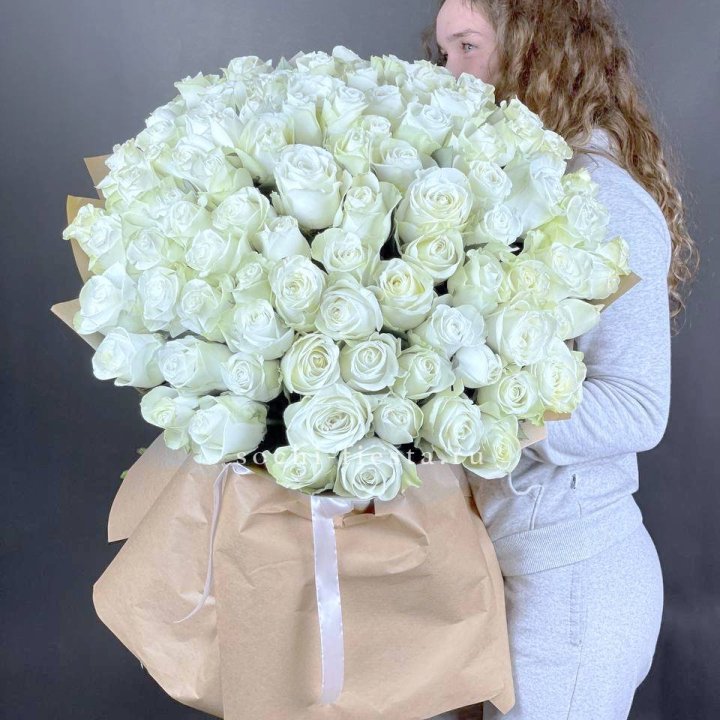 101 белая высокая импортная роза в Челябинске