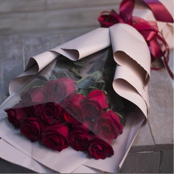 11 голландских роз в оформлении в Челябинске