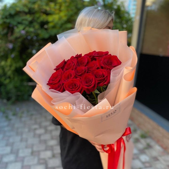 15 голландских роз в оформлении в Челябинске