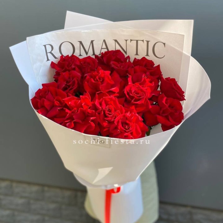 19 высоких роз в оформлении в Челябинске