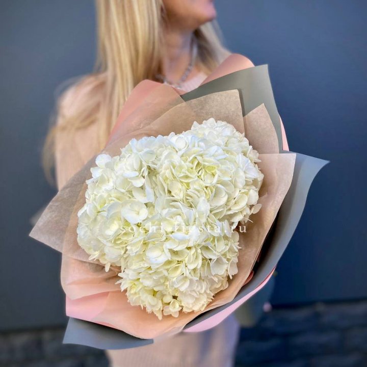 Букет из трёх белых гортензий в Челябинске