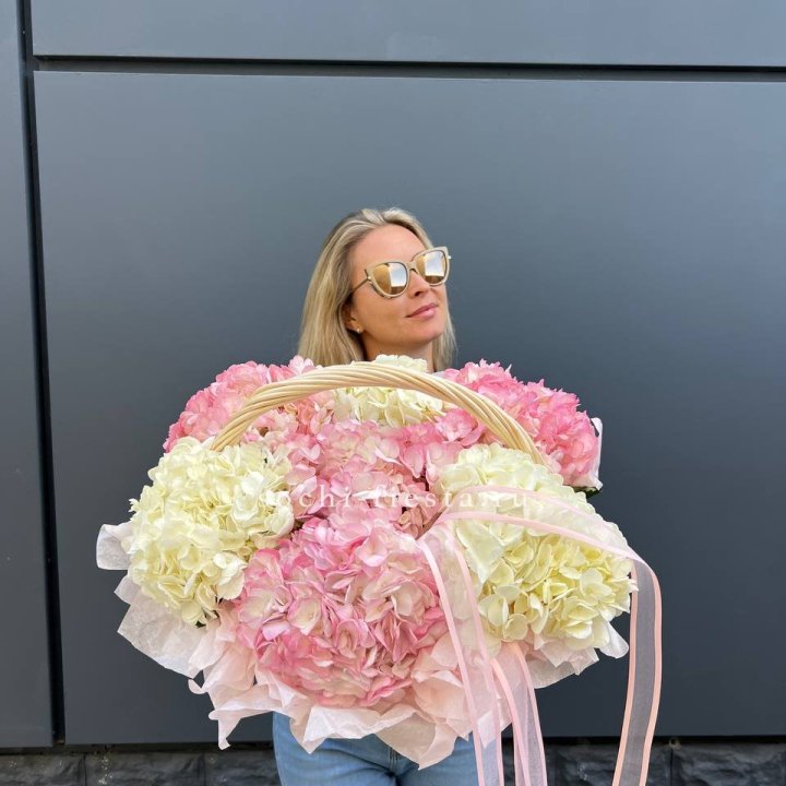 7 гортензий в корзине в Челябинске