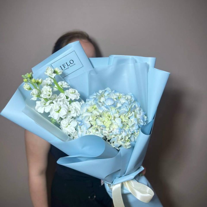 Гортензия голубая с маттиолой в Челябинске