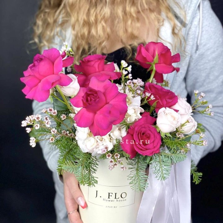 Новогодняя композиция в коробке пинк розе в Челябинске