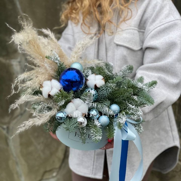 Новогодняя композиция в коробке блю в Челябинске