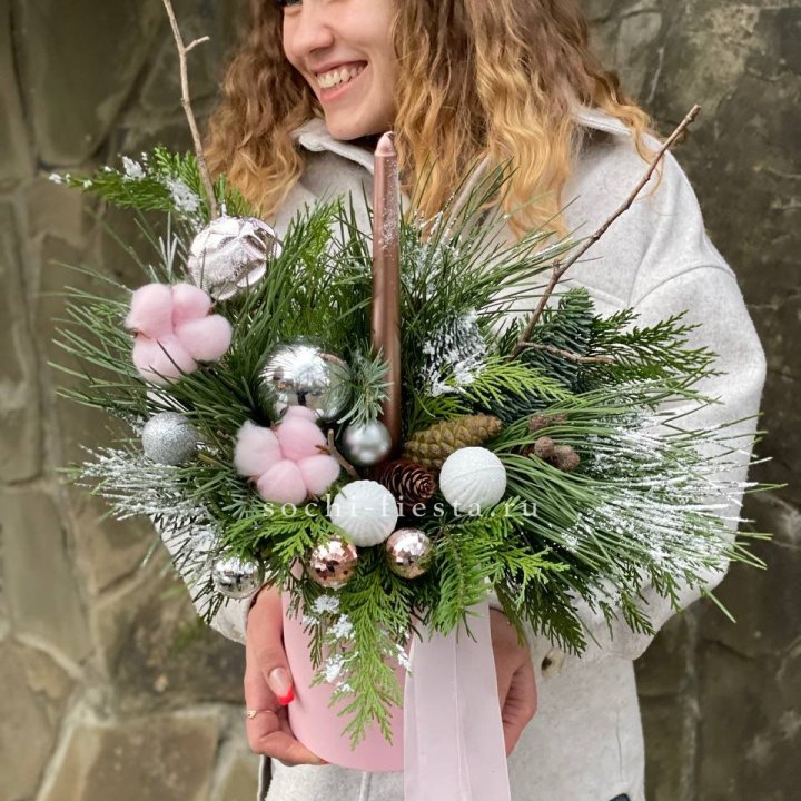 Новогодняя композиция в коробке пинк в Челябинске