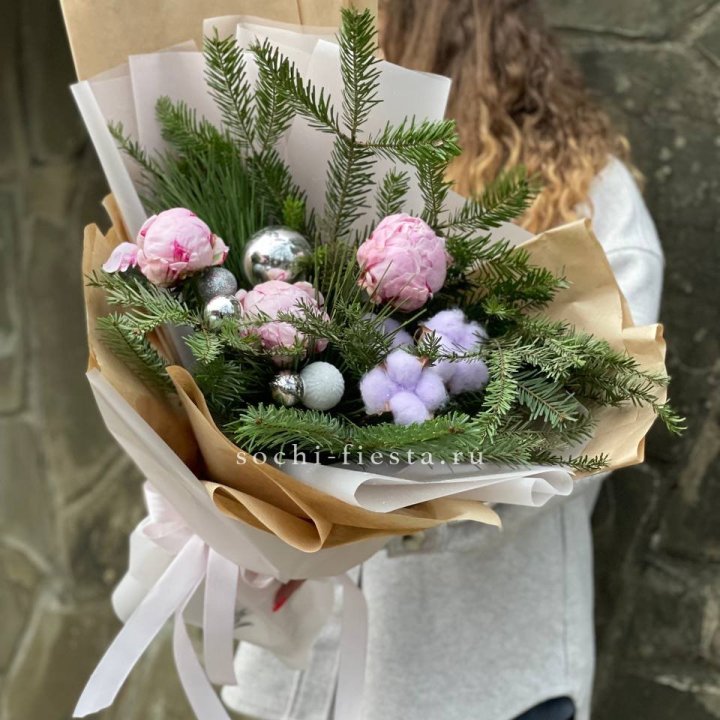 Новогодний букет с пионами  в Челябинске