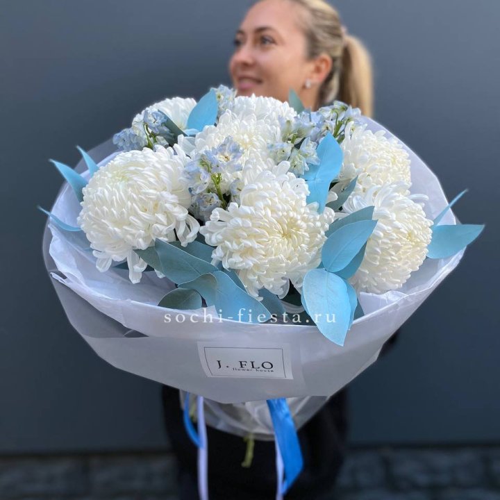 Букет хризантем Бигуди и дельфиниума  в Челябинске