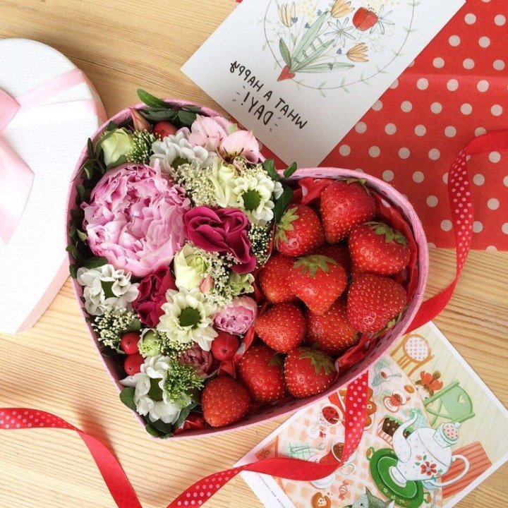 Бокс с клубникой и цветами в Челябинске