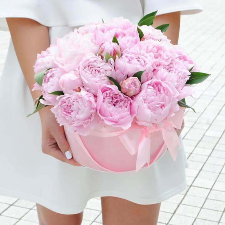 Пионы в шляпной коробке в Челябинске