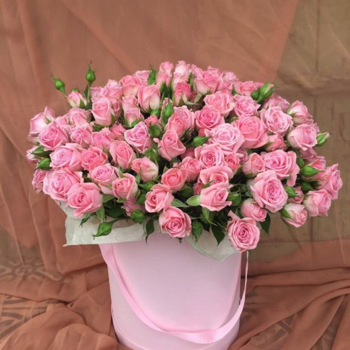 Кустовые розы в коробке в Челябинске