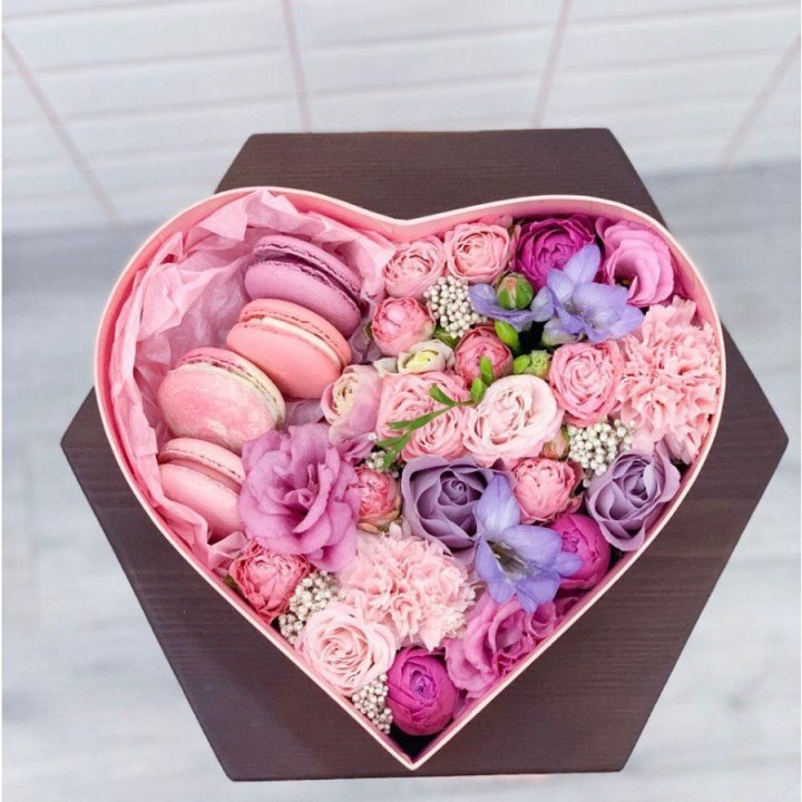 Бокс-сердце с макаронс  в Челябинске