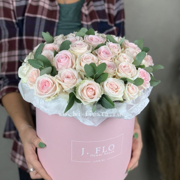 35 розовых роз в цилиндре в Челябинске