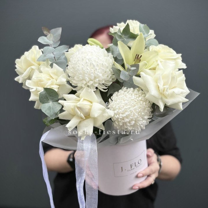 Цветы в шляпной коробке  в Челябинске