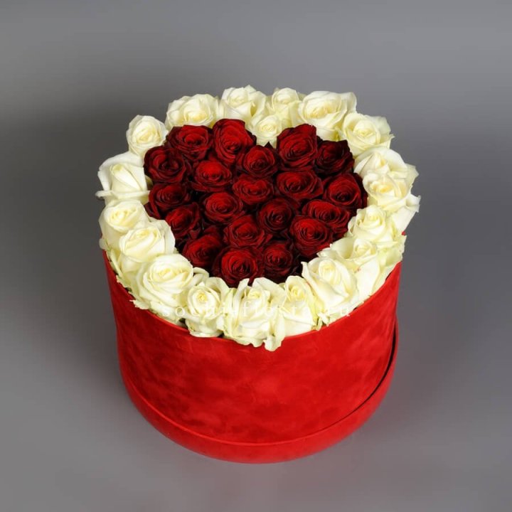 39 красных и белых роз в цилиндре в Челябинске