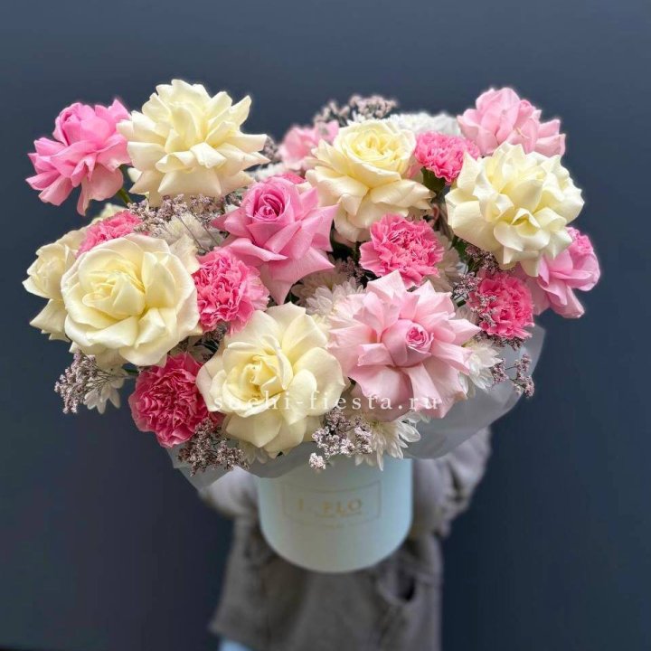 Коробка французских роз и диантусов "Бони" в Челябинске