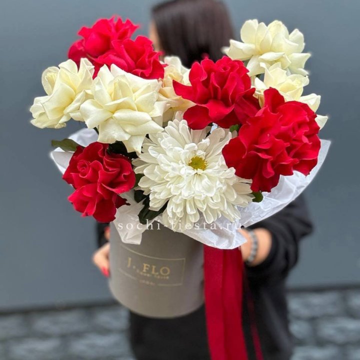 Французские розы с хризантемой в боксе в Челябинске