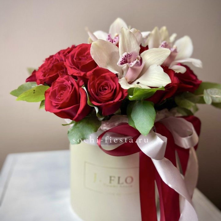 Розы и орхидеи в боксе в Челябинске