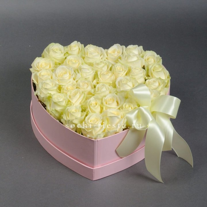 35 белых роз в коробке "Сердце" в Челябинске