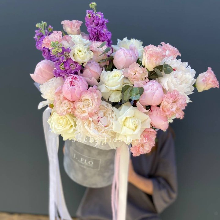 Дизайнерский цилиндр с пионами "Ривьера" в Челябинске