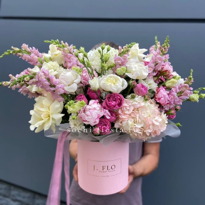 Дизайнерский цилиндр с пионами "Саманта" в Челябинске