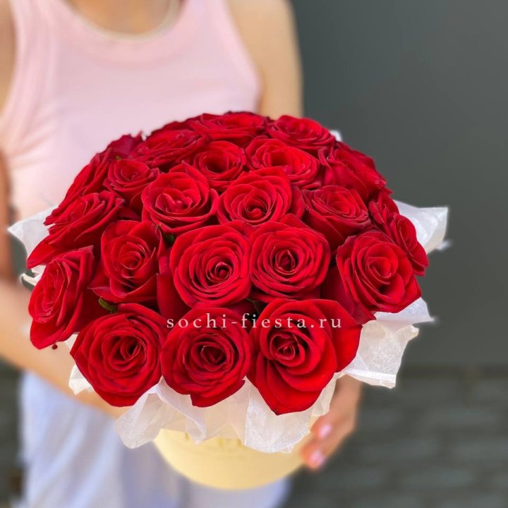 Красные розы в цилиндре в Челябинске