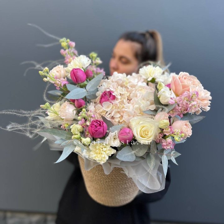 Цветочная композиция в джутовом боксе  в Челябинске