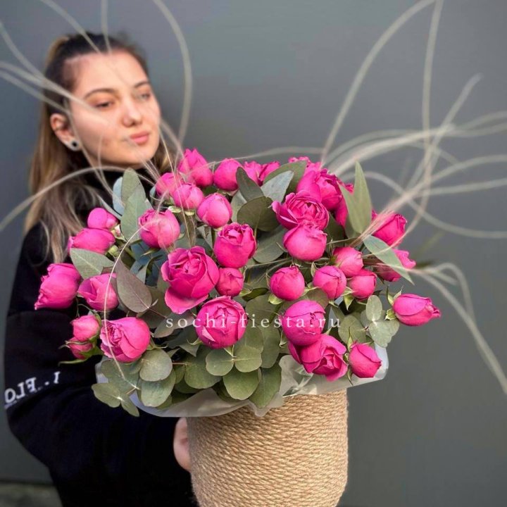 Пионовидные розы Мисти Бабблс в джутовом кашпо в Челябинске