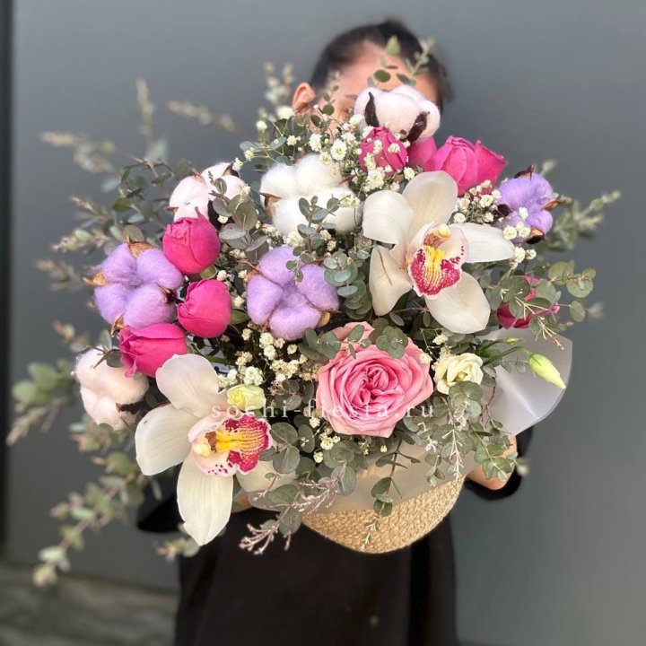 Орхидея и розы в джутовом кашпо в Челябинске