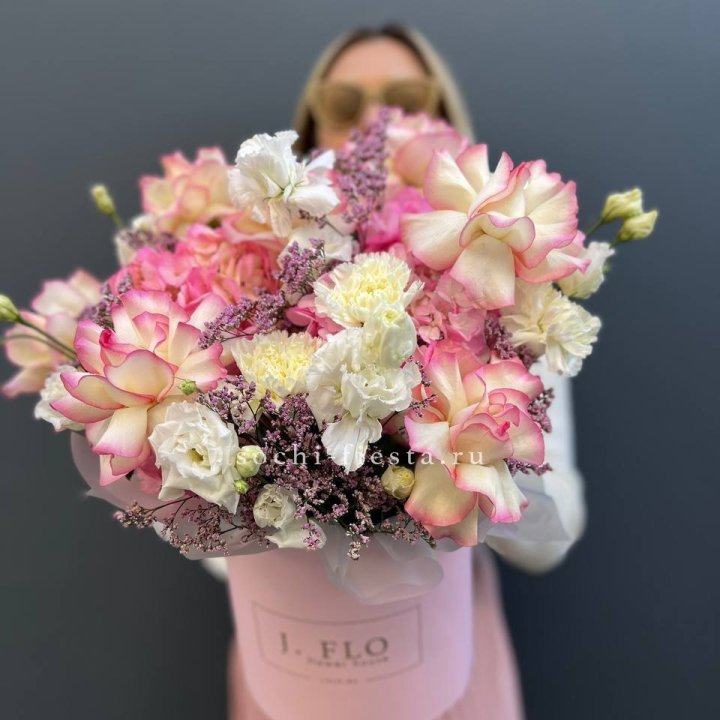 Цветочная композиция "Глория" в боксе в Челябинске