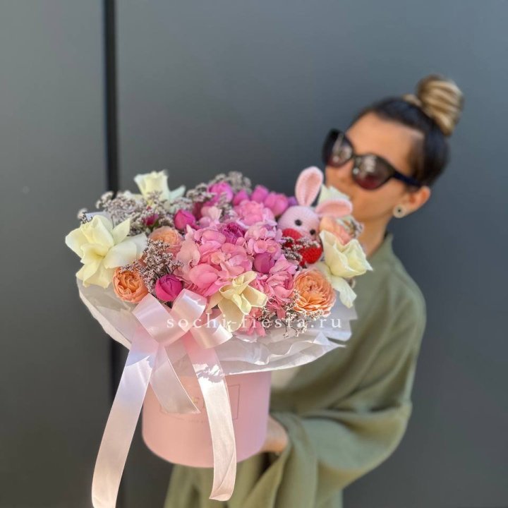 Дизайнерский цилиндр с игрушкой "Лола" в Челябинске