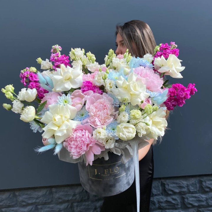 Дизайнерский цилиндр "Пионы гарден" в Челябинске