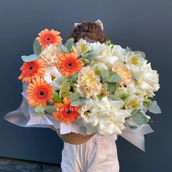 Розы и герберы в джутовом кашпо "Георгино" в Челябинске