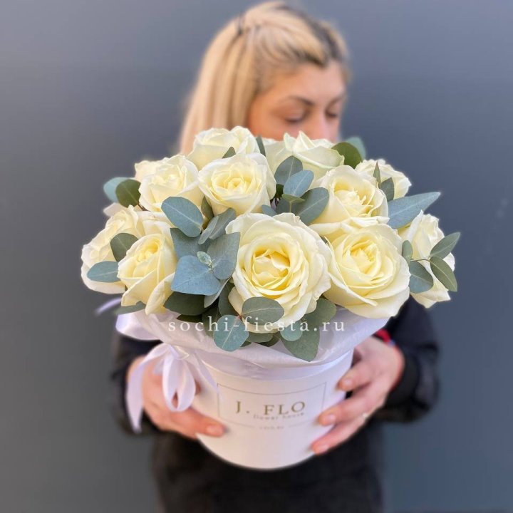 15 белых роз в боксе в Челябинске