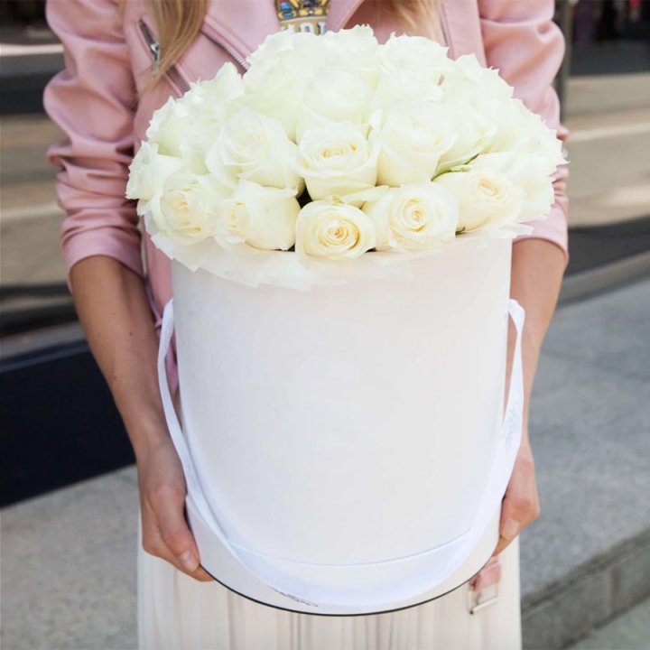 35 белых роз в цилиндре в Челябинске