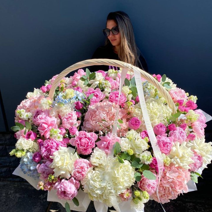 Цветочная корзина из пионов и пионовидных роз "Перфекте" в Челябинске