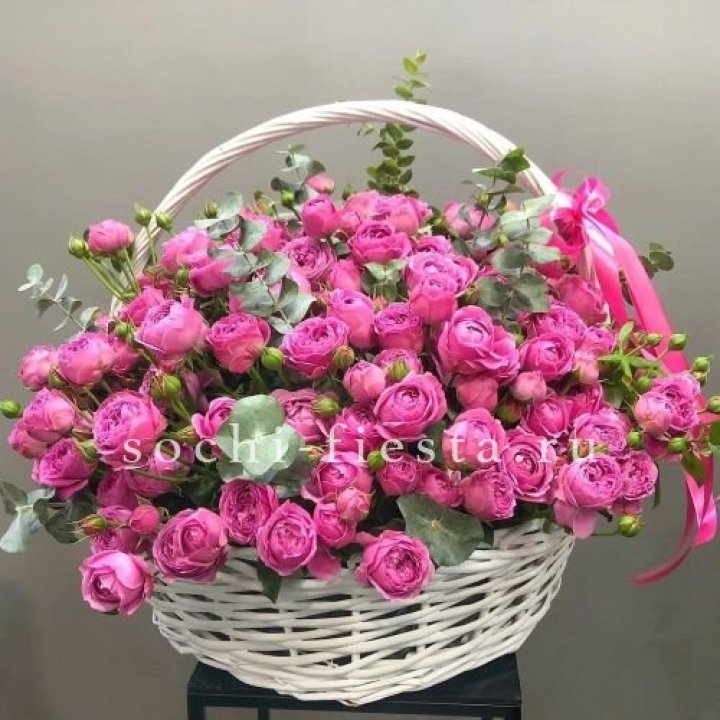 65 пионовидных кустовых роз в корзине в Челябинске