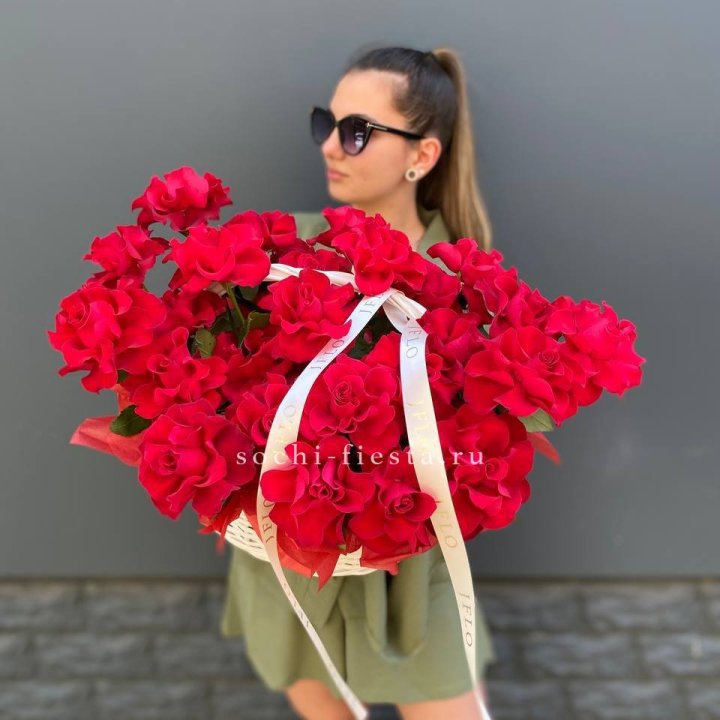 Красные французские розы в корзине в Челябинске