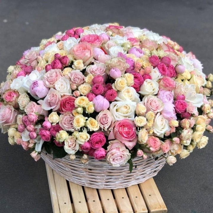 Цветочная корзина из пионов и пионовидных роз "Юниверсити" в Челябинске