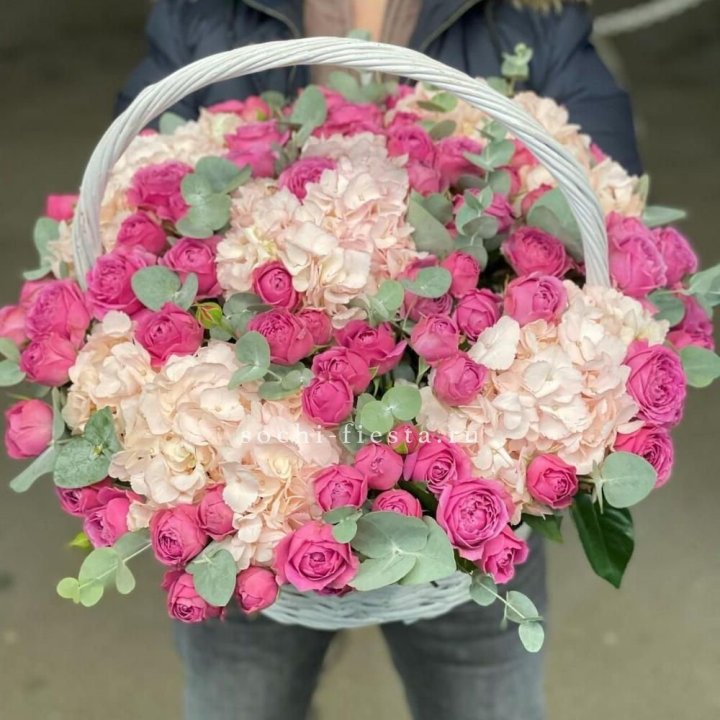 Корзина с гортензией и Мисти Баблс в Челябинске