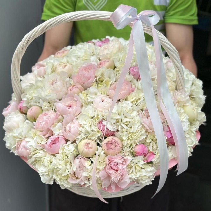 Премиум корзина гортензий и пионов в Челябинске