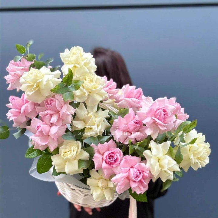 25 Французских роз в корзине в Челябинске