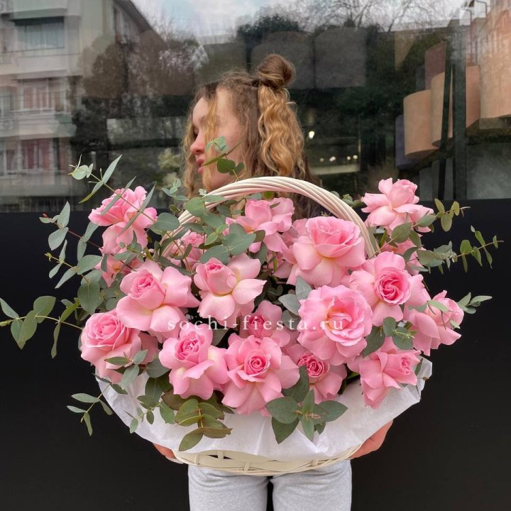 25 роз в цветочной корзине  в Челябинске