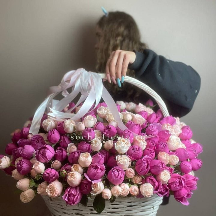 Премиум корзина пионовидных кустовых роз в Челябинске