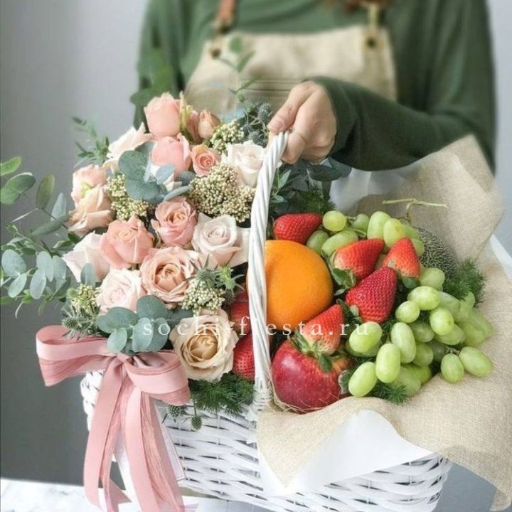 Фруктовая корзина c цветами в Челябинске